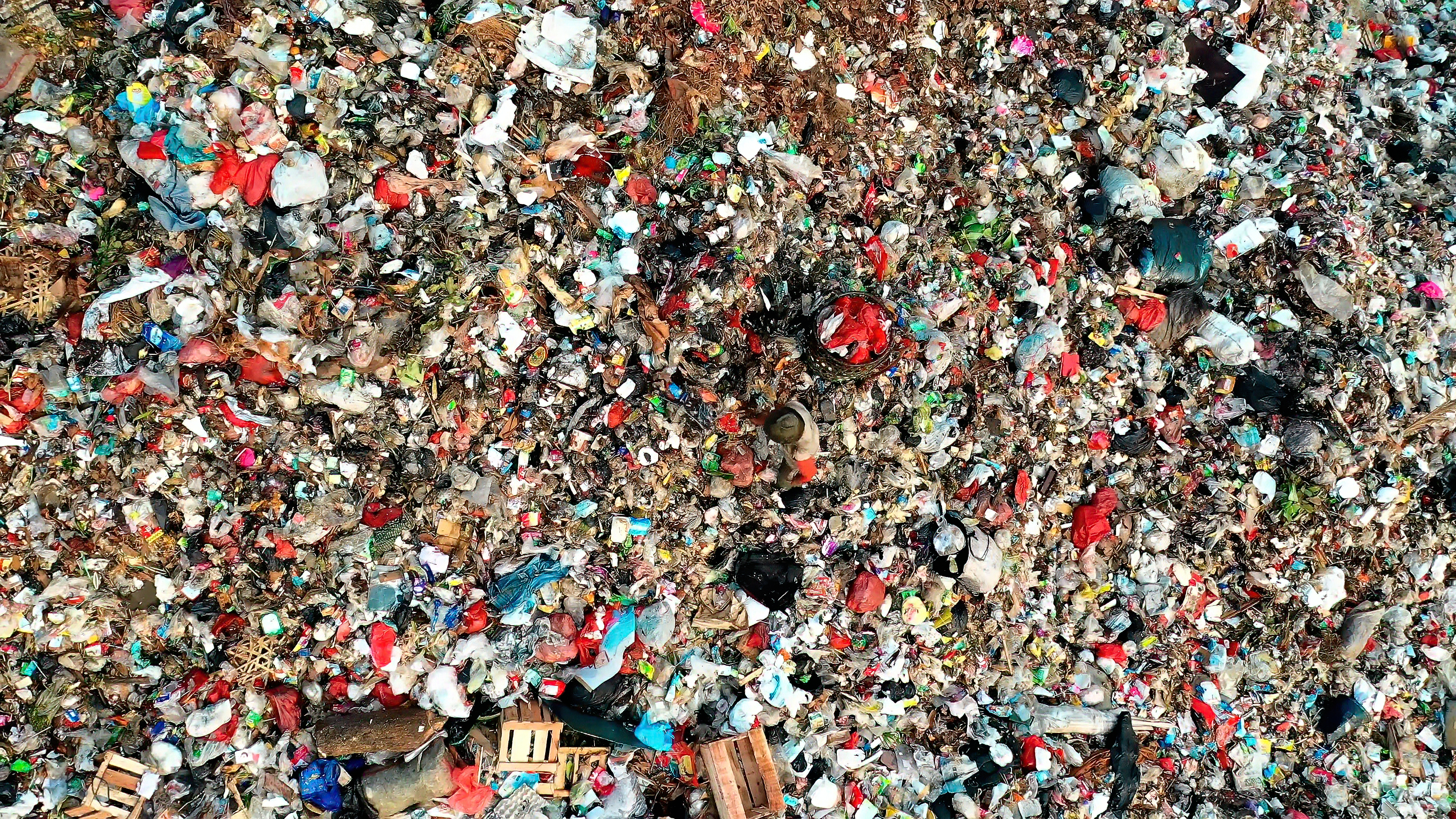 花瓣素材_垃圾山上的人。從上面拍攝的照片。_108181538