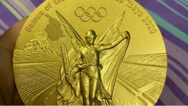 東京奧運會蹦床冠軍朱雪瑩曬<i style='color:red'>金牌</i>：摳掉一層皮！