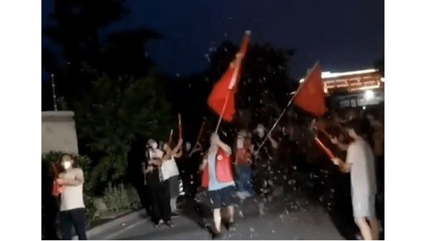 南京祿口街道解封，居民放煙花慶祝：在家憋壞啦！