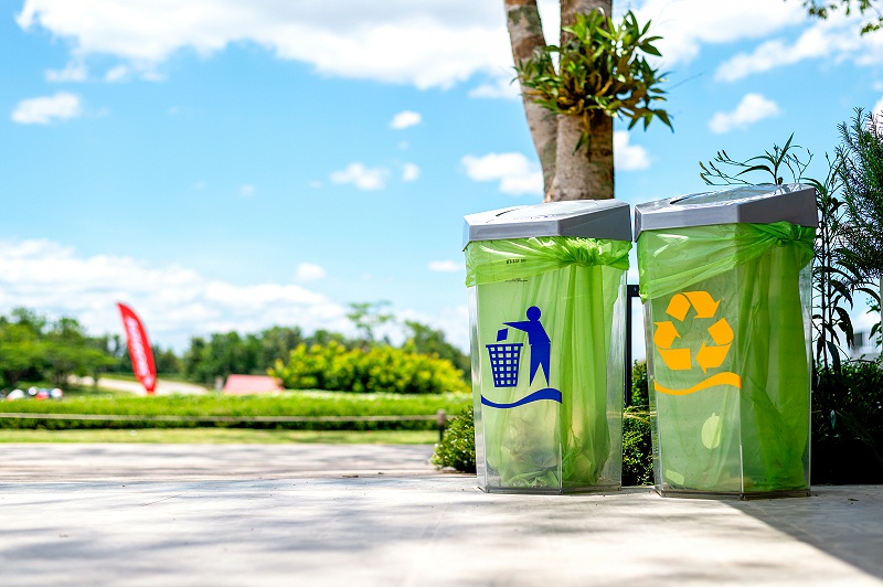 花瓣素材_特寫垃圾桶與軟焦點(diǎn)和在背景上的overlight_106808695