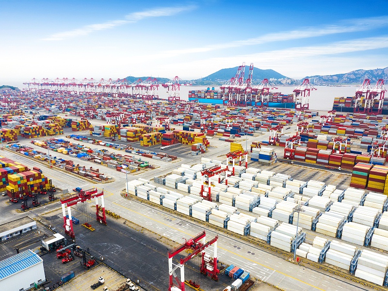 花瓣素材_物流與運輸?shù)募b箱貨輪和貨機與工作起重機橋在日出船廠，物流進出口和運輸行業(yè)背景_113049133